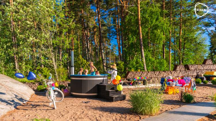 ’Partymama Sini s’ skickliga händer trollade fram dekorationer för barnens födelsedagskalas fotografering | Kirami