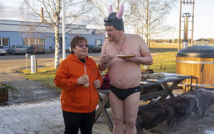 Ville Haapasalo på företagsbesök provar Kiramis produkter och förbättrar världen med Pirjo | Kirami