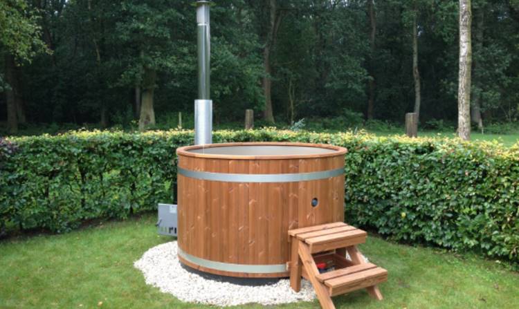 Som grund för badtunnan ska man välja ett jämnt underlag som håller för en vattenfylld tunnas vikt | Kirami