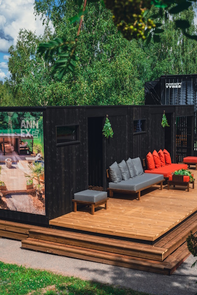 Täckta terrasser, som också de är av nordisk design, utökar utrymmet för utomhusvistelser | Kirami gårdbastur