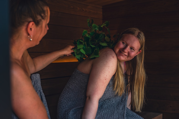 Kirami FinVision® -sauna har inretts för att vara både inbjudande och praktisk | Utebastur