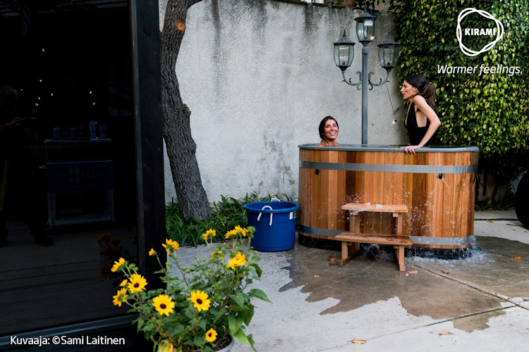 Alla som ville fick även testa bastun, duschen och badtunnan, och nog fanns det villiga! | Kirami