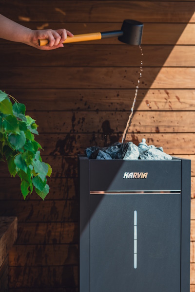 Njut av varma bastubad i Kiramis utebastu | Finländsk gårdsbastu