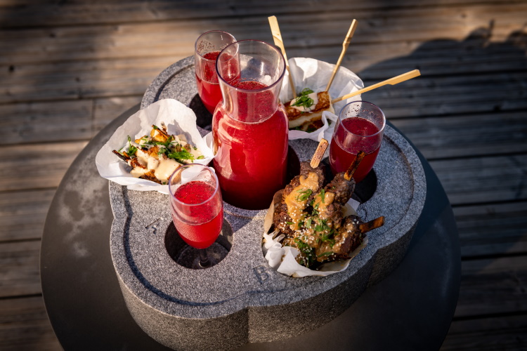 Att njuta av god mat och dryck är en del av att bada i badtunna och bastu | Kirami Tubbar 2