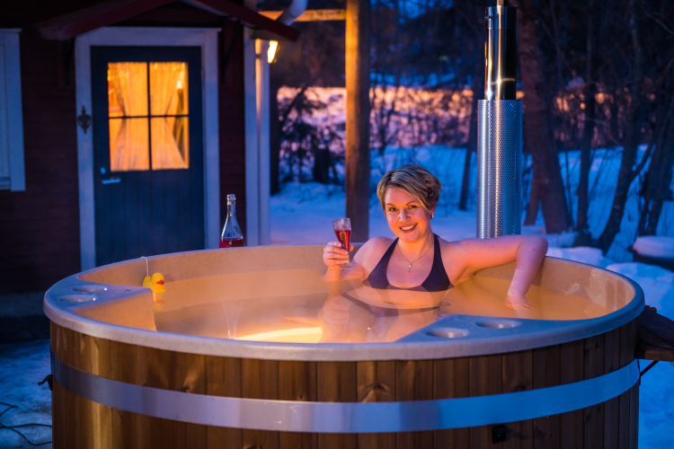 Kvällens bästa stund att sitta i bastutunnans varma vatten och njuta av den stjärnfyllda himlen och stämningen | Kirami