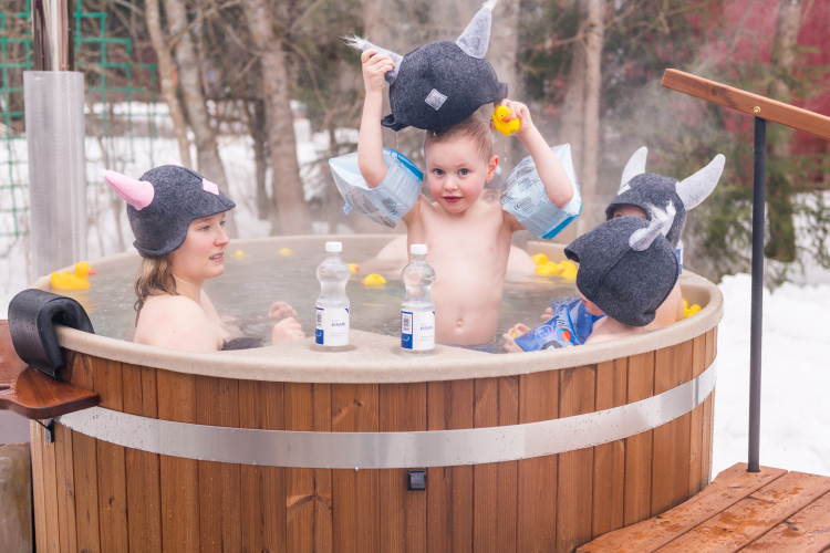 Nuförtiden handlar bastubad om att slappna av på många olika sätt och bastun kan kombineras med bad i en badtutunna och grill | Kirami