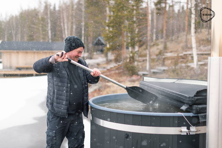 Kirami Paddel för omrörning används för att röra om i vattnet under uppvärmningsfasen, så att den skiktade temperaturen jämnar ut sig | Kirami