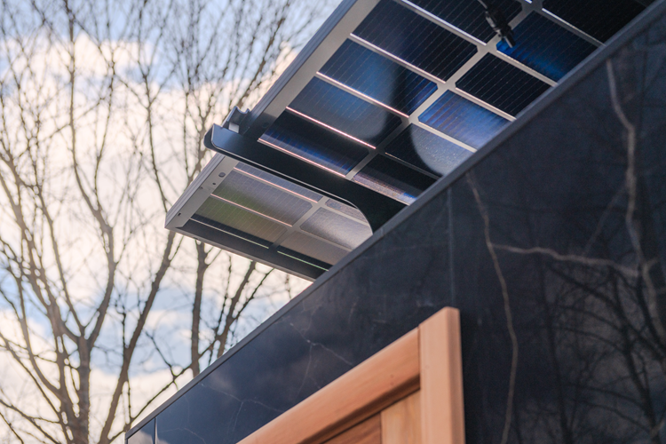 Kirami FinVision® -sauna Zero M - Solpanelernas vinkel har justerats till en mer upprätt position