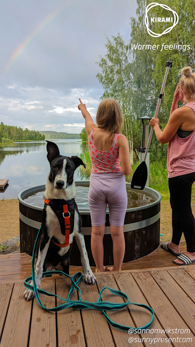 Det är härligt att beundra regnbågen medan badtunnan fylls på. Men vad beundrar hunden Maggie? | Kirami