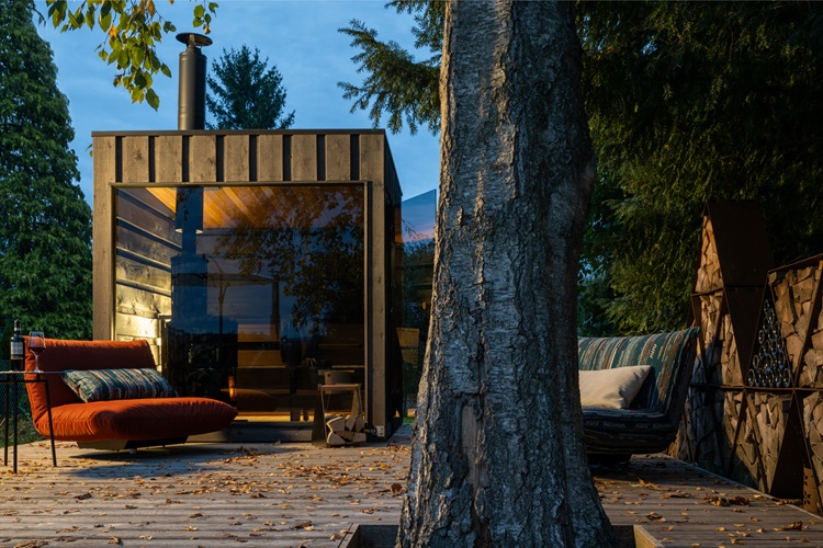 En bra dag börjar med italienskt kaffe och slutar med bastubad i trädgården!