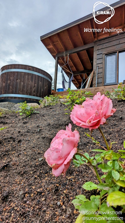 I badtunnan kan man njuta av den omgivande naturens skönhet och dofter. | Kirami