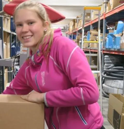 Venla Välläri, 15, on juuri päättänyt peruskoulutaipaleensa Sylvään ylä-astella ja jatkaa opiskeluja Vammalan lukion urheilulinjalla. Reipas Venla on kesätöissä kaksi viikkoa Kiramilla, ja kyseessä on hänen ensimmäinen kesätyönsä. Venla Välläri | Kirami personal presentationVenla Välläri | Kirami personal presentation