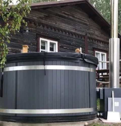 Kaminen värmer upp vattnet i badtunnan | Kirami