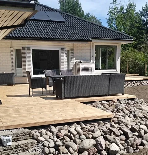 En enastående och lättskött terrass med Kiramis patioelement.