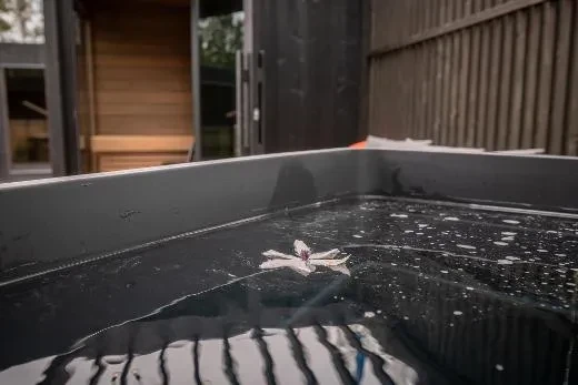 The hot tub fits effortlessly into small gardens and patios.