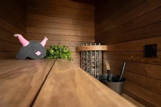 Kirami FinVision® -sauna S Misty – in the peace of an outdoor sauna, everyday stress fades away and your body feels lighter with gentle steam and whisking.
